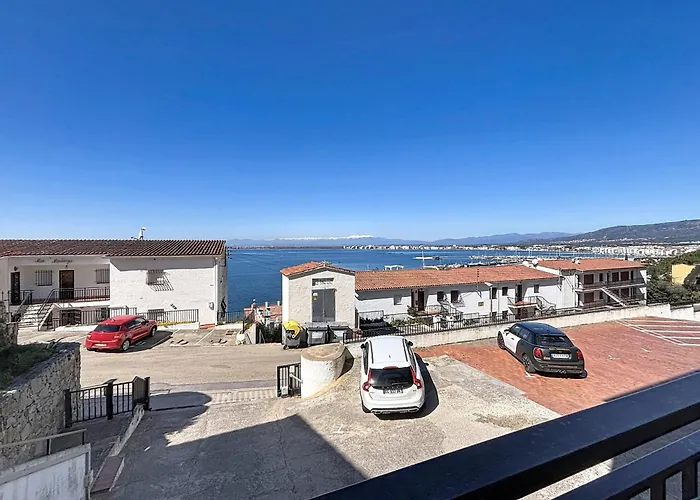 Les Roques Apartment Roses