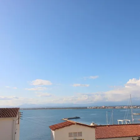 Les Roques Apartment