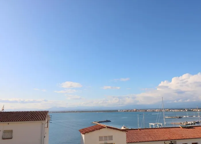 Les Roques Апартаменты